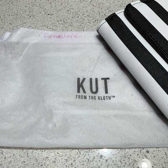 ⚫⚪ Elevate Your Style with the Kut from the Kloth Black and White Striped Wallet - Picture 7 of 7